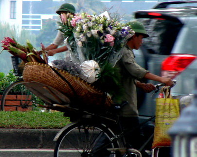 Cùng khám phá vẻ đẹp tựa như vườn hoa di động trên những chiếc xe đạp đầy màu sắc và tươi trẻ. Hãy cảm nhận niềm vui và hạnh phúc mà những bông hoa trên xe đạp chở đến cho mọi người.