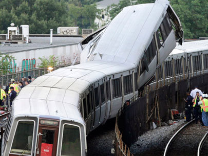 Ngã xuống đường ray tàu điện ngầm thai phụ thoát chết trong gang tấc
