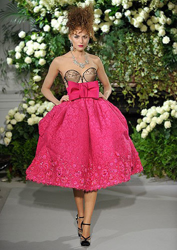 Clip: Kỳ công quy trình tạo nên một chiếc váy cưới trong mơ của Dior
