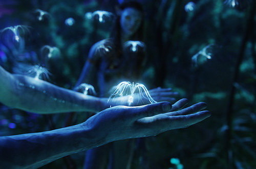 Avatar, khoa học, giải mã: Với những người yêu thích khoa học, bộ phim Avatar sẽ là một câu chuyện hấp dẫn về việc giải mã các sinh vật và loài cây trong hệ sinh thái Pandora, cũng như kết nối giữa chúng qua mạng lưới sinh học. Từ việc nghiên cứu về việc truyền các tín hiệu hóa học, cho đến sức mạnh của ý chí và trí tuệ tập thể, bạn sẽ được đắm mình trong thế giới tưởng tượng đầy kỳ diệu của Avatar.