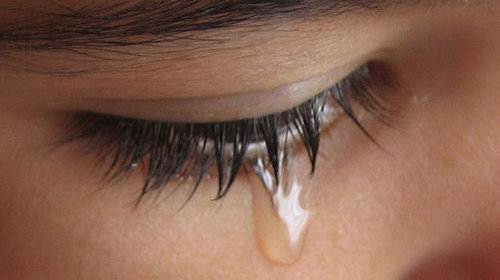 Hãy xem những hình ảnh phụ nữ buồn khóc để hiểu và đồng cảm hơn