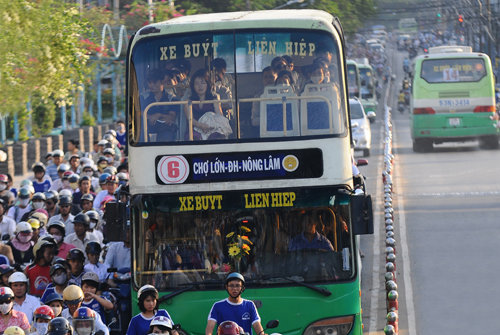 Đi xe buýt: Đi xe buýt không chỉ là một phương tiện đi lại phổ biến của người dân thành phố, mà còn là cách tuyệt vời để khám phá văn hóa và cội nguồn của một thành phố. Hãy lên xe và thưởng thức khoảnh khắc yên bình, đón nhận những trải nghiệm tuyệt vời về thành phố.