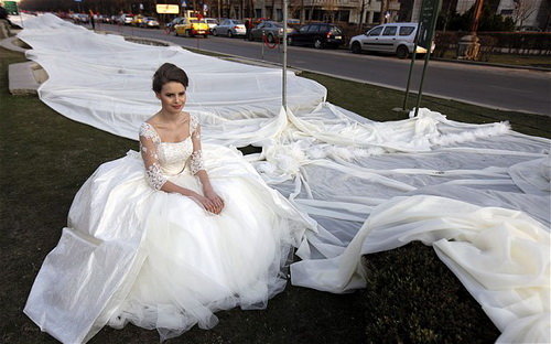 Xem váy cưới dài nhất thế giới tung bay trên trời