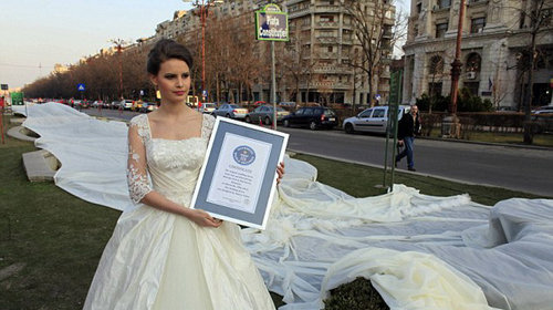 Váy cưới “khủng” dài 3 km | Báo Dân trí