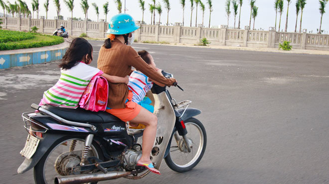 Chở trẻ trên xe máy: Bạn có sẵn sàng đi xe máy cùng bé yêu của mình? Các hình ảnh liên quan sẽ giúp bạn tìm hiểu cách chở trẻ trên xe máy an toàn và nhanh chóng.