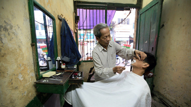 Hứa Minh Đạt khoe cảnh lần đầu hành nghề hớt tóc cho quý tử