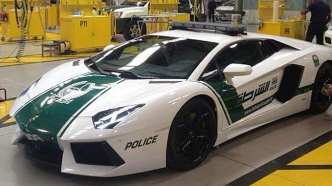 Cảnh sát Dubai tuần tra bằng… siêu xe Lamborghini - Tuổi Trẻ Online