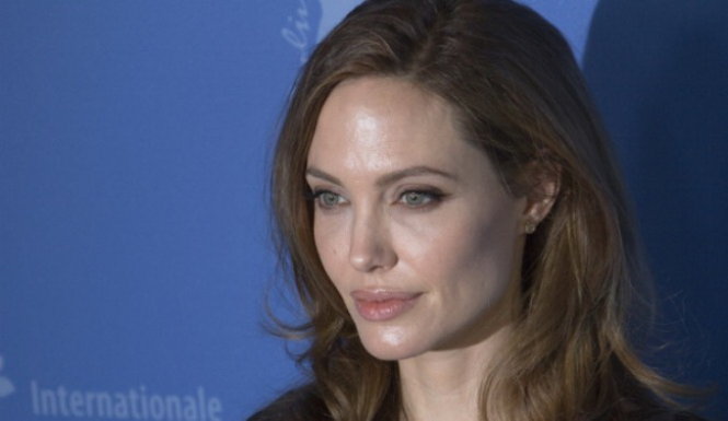 Dì rυột Angelina Jolie qυa đời vì υng thư vú - Tυổi Trẻ Online