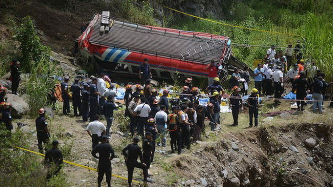 Guatemala: xe buýt lao xuống hẻm núi, 43 người chết - Tuổi ...