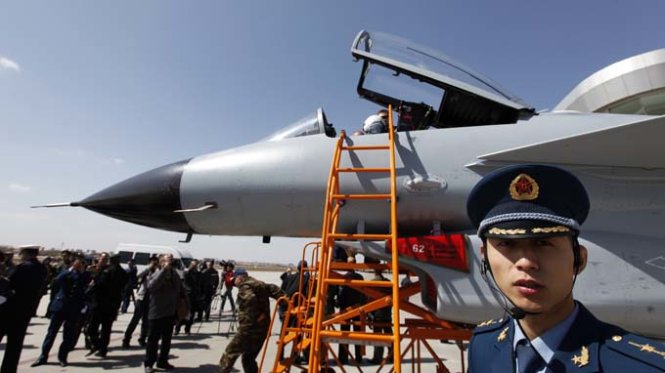 Chiến đấu cơ J-10 của Trung Quốc trong lần giới thiệu với giới truyền thông tại căn cứ không quân Yangcun, ngoại ô Thiên Tân - Ảnh: Reuters