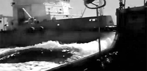 Tàu Tân Hải 285 đâm vào mạn trái tàu kiểm ngư 951 - Ảnh cắt từ video clip