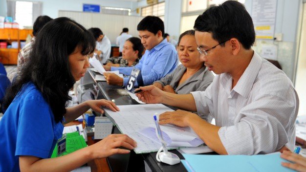 Hướng dẫn người dân thực hiện các thủ tục về cấp phép xây dựng tại Q.Gò Vấp, TP.HCM - Ảnh: Thanh Đạm