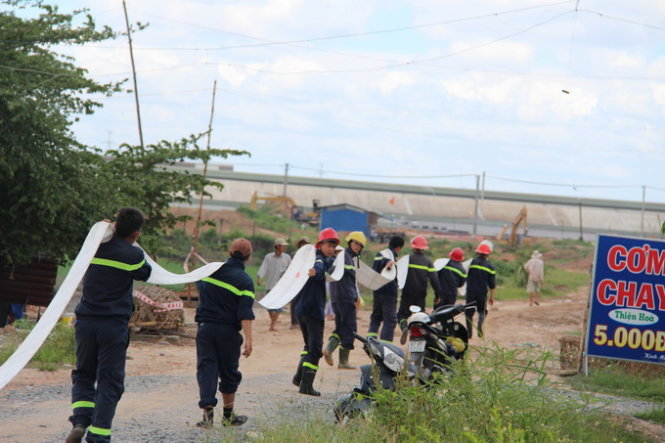 Cảnh sát phòng cháy chữa cháy triển khai lắp ống để bơm nước. ẢNH: BÁ SƠN