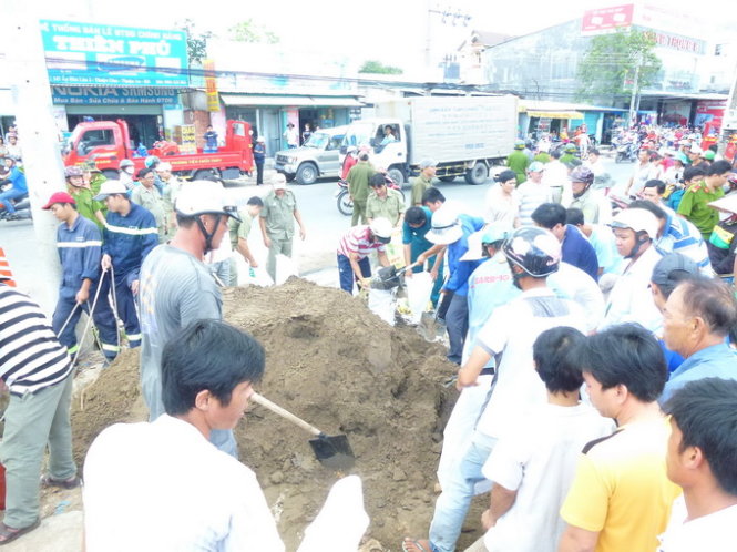 Hiện trường lực lượng chức năng đang tìm kiếm. ẢNH: ĐỨC TRONG