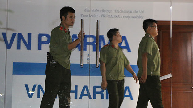 Lực lượng an ninh đang làm nhiệm vụ khám xét tại trụ sở công ty VN Pharma trên đường 3/2 p 14. Quận 10, tp HCM - Ảnh: Gia Minh