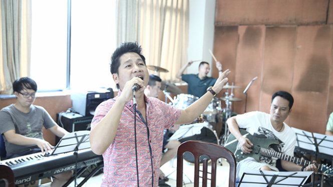 Trọng Tấn tập cùng ban nhạc hôm 18-9 - Ảnh: Mỹ Thanh