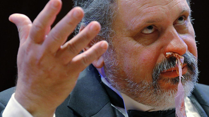 Giáo sư Gary Dryfoos mô tả cách trị chảy máu mũi bằng thịt heo tại buổi lễ công bố Ig Nobel - Ảnh: Reuters