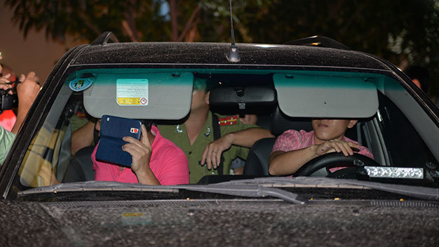 Đến 21h30 sau khi thực hiện lệnh khám xét, ô tô cơ quan công an rời trụ sở công ty cổ phần VN Pharma số 666/10/3 đường 3-2, P.14, Q.10, TP.HCM - Ảnh : Hữu Khoa