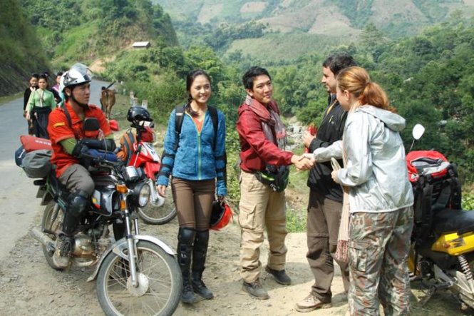 Cảnh trong phim Sống cùng lịch sử, bộ phim có tổng đầu tư 21 tỉ đồng nhưng chỉ dành 50 triệu đồng cho các hoạt động quảng bá phim: treo banner, in poster, họp báo, quảng cáo trên các phương tiện truyền thông... - Ảnh đoàn phim cung cấp