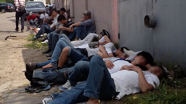 Suốt nhiều tháng, công nhân tại Belarus vạ vật tìm đến khu chợ người Việt xin được giúp đỡ - Ảnh: do nhóm người lao động Việt Nam tại Công ty Mobile Center (Belarus) cung cấp