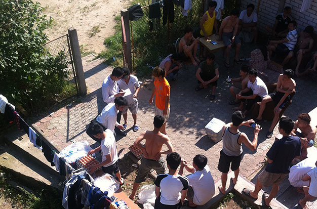 Nhóm người lao động VN sau khi nghỉ việc, không có tiền phải sống nhờ vào sự giúp đỡ của mọi người ở khu chợ Việt - Ảnh: do nhóm người lao động VN tại Công ty Mobile Center (Belarus) cung cấp