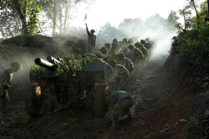 Cảnh trong phim Sống cùng lịch sử - bộ phim gây dư luận những ngày qua khi báo chí thông tin  phim được đầu tư 21 tỉ đồng nhưng chỉ bán được vài chục vé - Ảnh: ĐPCC