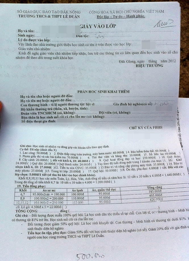 Sau khi phụ huynh ký giấy giấy “khất nợ” hiệu trưởng sẽ ký nháy đồng ý góc bên phái, phía trên vào tờ giấy vào lớp thì học sinh mới được đi học.