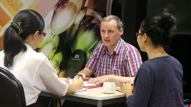 Nhà sản xuất phim Paul Welsh làm việc với các bạn trẻ trong khóa học Chào hàng dự án - Ảnh: C.K.