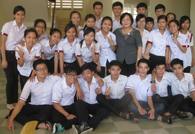 Cô Loan cùng các học trò - Ảnh: M.Tâm