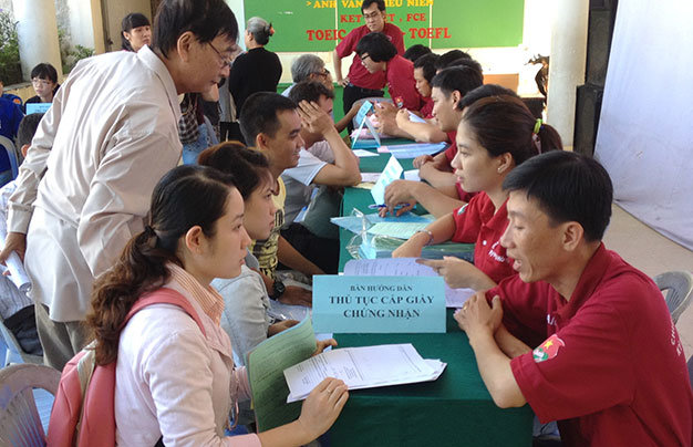 Các thành viên đội tư vấn lưu động tư vấn, hướng dẫn bà con trong ngày hội được tổ chức tại phường Tân Thới Hiệp (Q.12) - Ảnh: Q.Ng.