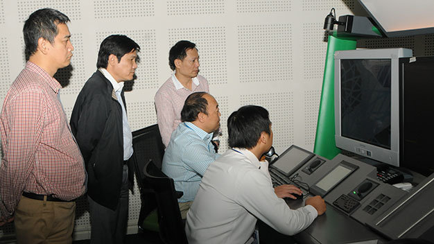 Ông Đinh Việt Thắng - Tổng giám đốc Tổng công ty quản lý bay Việt Nam (áo đen) cùng các cán bộ chuyên môn của đơn vị này trực tiếp có mặt tại Trung tâm ứng phó không lưu tại Hà Nội để chỉ đạo thực hiện ứng phó không lưu do sự cố mất điện tại ACC HCM - Ảnh: Thu Phương