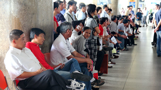 Nhiều người mệt mỏi ngồi chờ người nhà - Ảnh: Mậu Trường