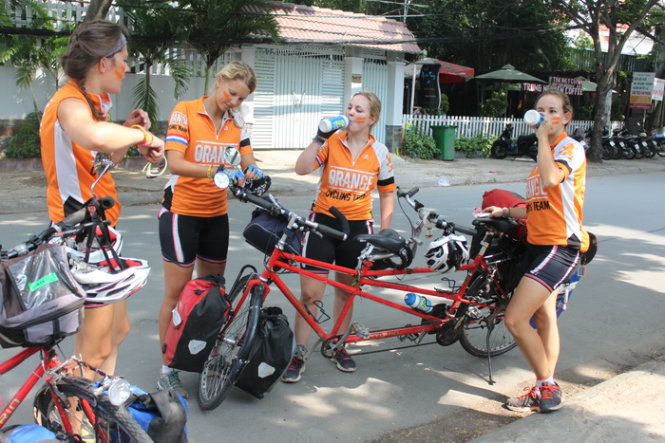 Bốn cô gái đạp xe qua 22 quốc gia vì nữ quyền - Tuổi Trẻ Online