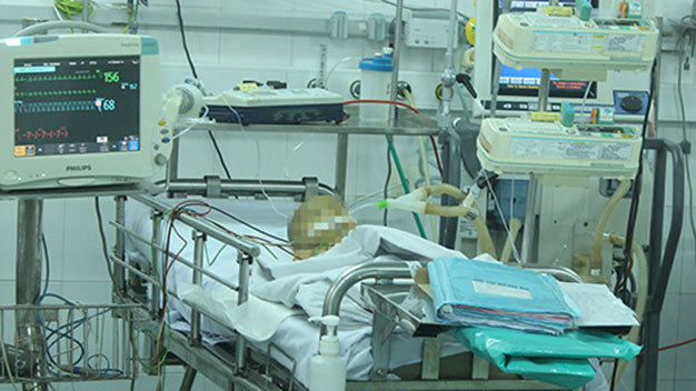 Cháu H.Q.E. được điều trị tại bệnh viện - Ảnh: Đức Phú