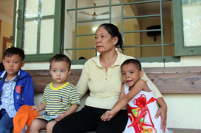 Bé Kim Ngân (bìa phải) và bà ngoại cũng có mặt tại tòa - Ảnh: BÁ SƠN