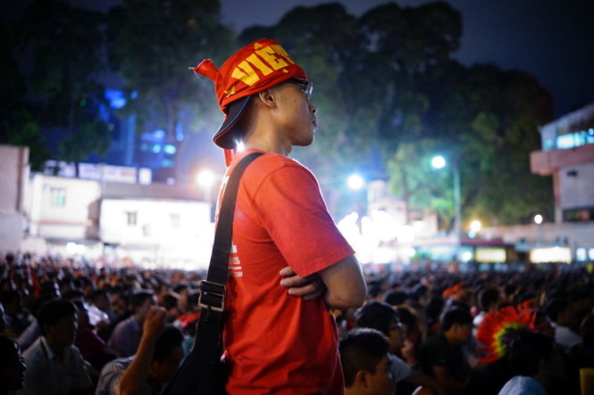 Sững sờ không nói nên lời khi theo dõi diễn biến trận đấu - Ảnh: Thuận Thắng