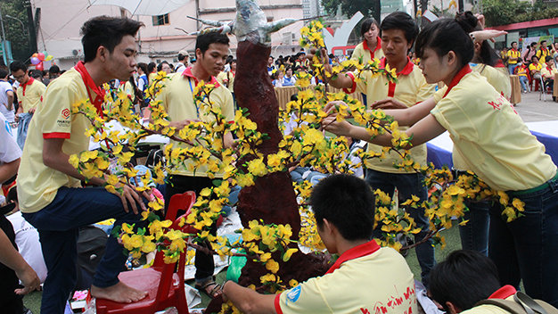 Các sinh viên chuẩn bị nhiều hoạt động tham gia Xuân tình nguyện để chia sẻ hương xuân với nhiều đối tượng khó khăn khác trong xã hội - Ảnh: Q.L.