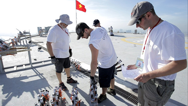 Đội ngũ chuyên gia người Pháp lắp đặt pháo hoa - Ảnh: T.Thắng