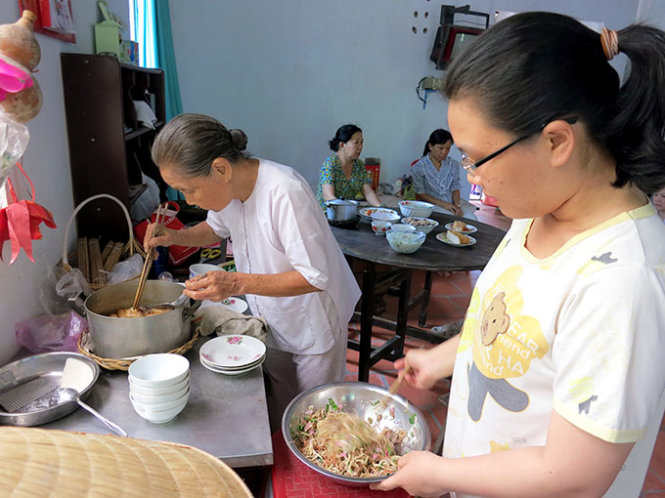 Cơm trưa 30 Tết là nét đẹp văn hóa của người Việt Nam. Hãy cùng xem hình ảnh những tô cơm đầy đủ chất dinh dưỡng, trang trí đẹp mắt và tinh tế để cảm nhận sự tình cảm của mẹ, sự nghĩa trang của bố và sự hoài niệm đến gia đình trong dịp Tết.