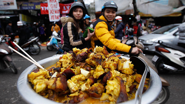 Theo Cục An toàn thực phẩm - Bộ Y tế, tỉ lệ thịt heo nhiễm vi sinh là 25%, một trong những nguyên nhân dẫn tới tình trạng này là do việc bày bán, giết mổ không đảm bảo vệ sinh an toàn thực phẩm (ảnh chụp tại chợ Nghĩa Tân, Hà Nội) - Ảnh: Nguyễn Khánh