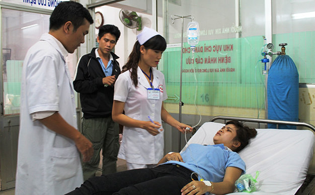 Sau bữa ăn trưa, gần 70 công nhân Công ty TNHH WooYang Vina (P.Hiệp Thành, Q.12, TP.HCM) có dấu hiệu ngộ độc phải nhập viện - Ảnh: H.Hiếu 