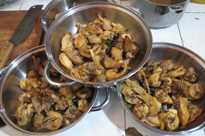 Thịt gà đã xào chín, chuẩn bị nấu lẩu