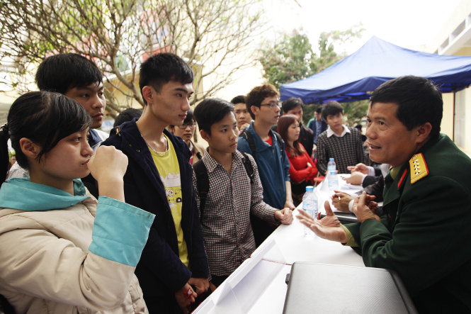 Đại diện ban Tuyển sinh quân sự - Bộ Quốc phòng – tư vấn cho thí sinh tại Ngày hội tư vấn tuyển sinh tại Hà Nội ngày 15-3 - Ảnh: Nguyễn Khánh