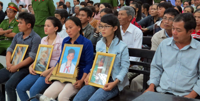 Gia đình bị hại Tu Ngọc Thạch nghe tuyên án phúc thẩm - Ảnh: Duy Thanh