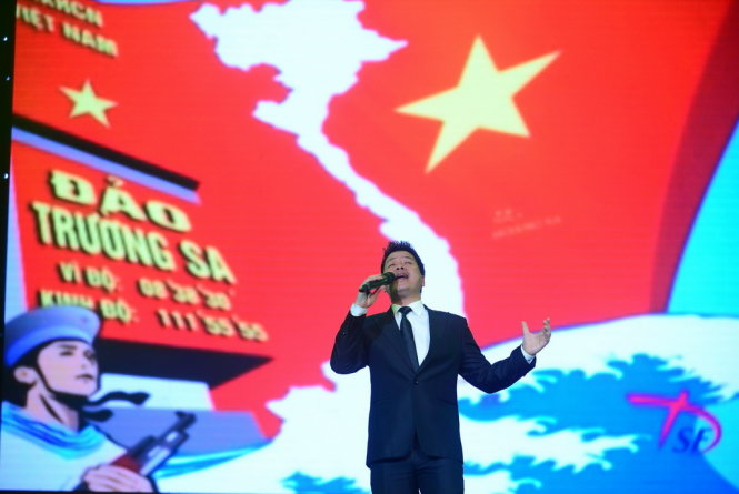 Ca sĩ Đăng Dương trình diễn ca khúc Người chiến sĩ ấy trong chương trình “Bài ca thống nhất” tại Nhà hát TP.HCM tối 25-4 - Ảnh: Quang Định