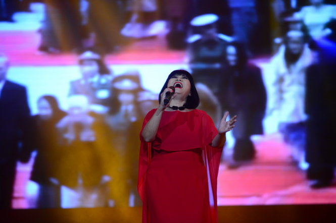 Ca sĩ Cẩm Vân trình diễn ca khúc Bài ca không quên trong chương trình “Bài ca thống nhất” tại Nhà hát TP.HCM tối 25-4 - Ảnh: Quang Định