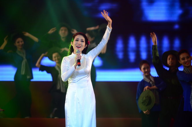 NSUT Thanh Thúy trình diễn liên khúc Những bông hoa trên tuyến lửa, Chào anh giải phóng quân chào mùa xuân đại thắng trong chương trình “Bài ca thống nhất” tại Nhà hát TP.HCM tối 25-4 - Ảnh: Quang Định
