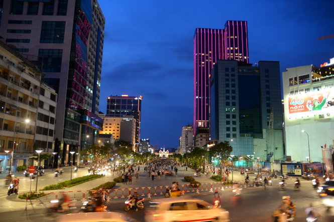 Tạm giữ xe trên phố đi bộ Nguyễn Huệ vào cuối tuần là niềm vui lớn của nhiều người dân. Hãy xem xét hình ảnh này để cảm nhận không khí đầy sôi động của phố phường vào ban đêm. Đường ảnh đi ô tô ban đêm cũng thật đẹp mắt, với sự kết hợp giữa ánh đèn và không khí mưa mát.