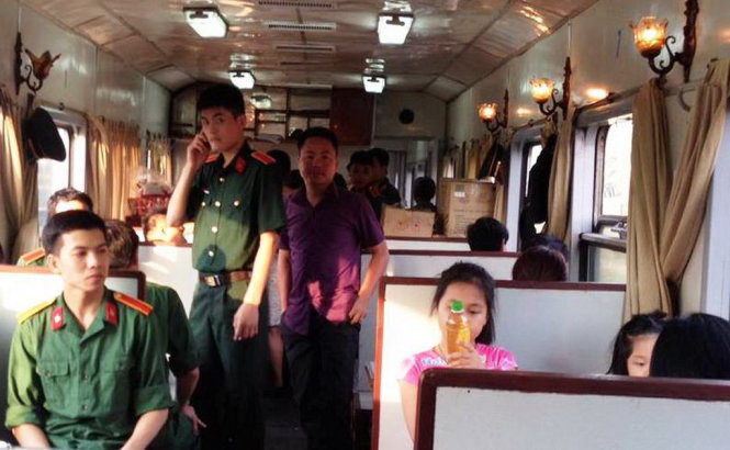 Hành khách đi trên tàu NA2 chờ đợi khi đường sắt bị tê liệt hơn 6 giờ đồng hồ - Ảnh: Diệp Thanh