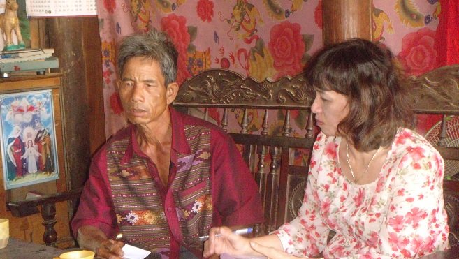 Ông Hai kể lại với cán bộ Sở LĐ-TB&XH Đắk Lắk sự việc con trai bỏ học đi làm - Ảnh: H.Dưỡng